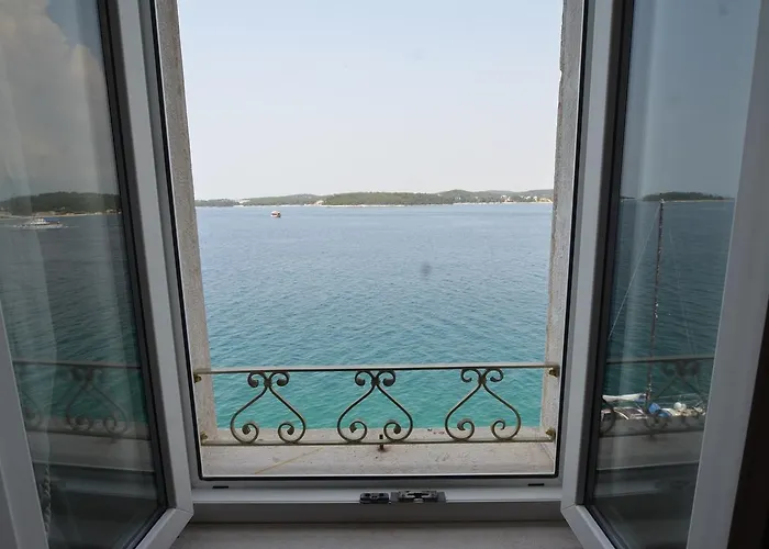 Gostinjska kuća Arnolongo B4 Sea View 4*